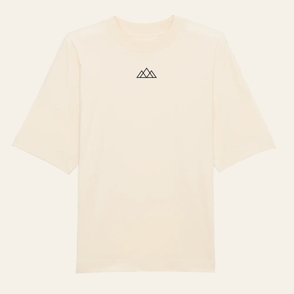 The Companion Oversized Shirt in Beige – Detailansicht des Frontprints