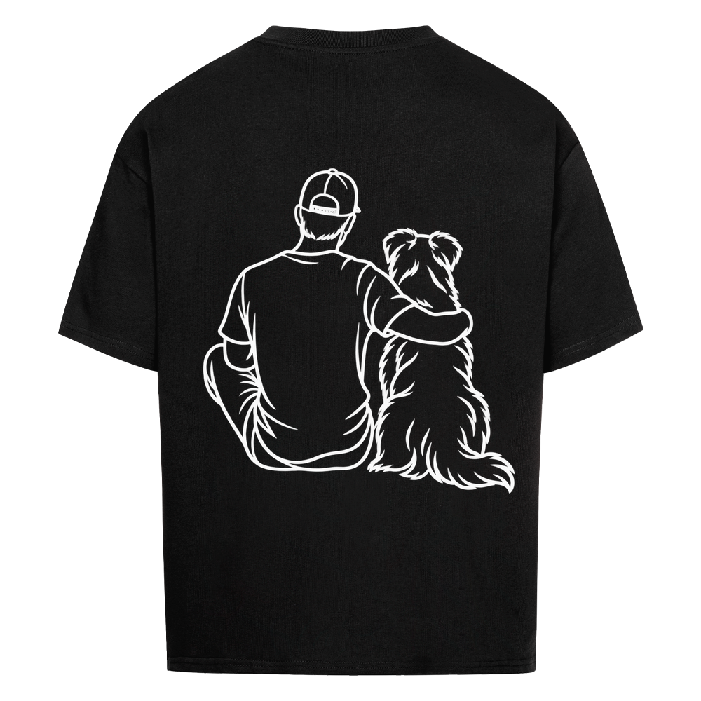 Schwarzes Oversized-T-Shirt mit weißem Rückenprint eines sitzenden Mannes, der einen Hund liebevoll umarmt.