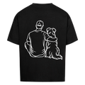 Schwarzes Oversized-T-Shirt mit weißem Rückenprint eines sitzenden Mannes, der einen Hund liebevoll umarmt.