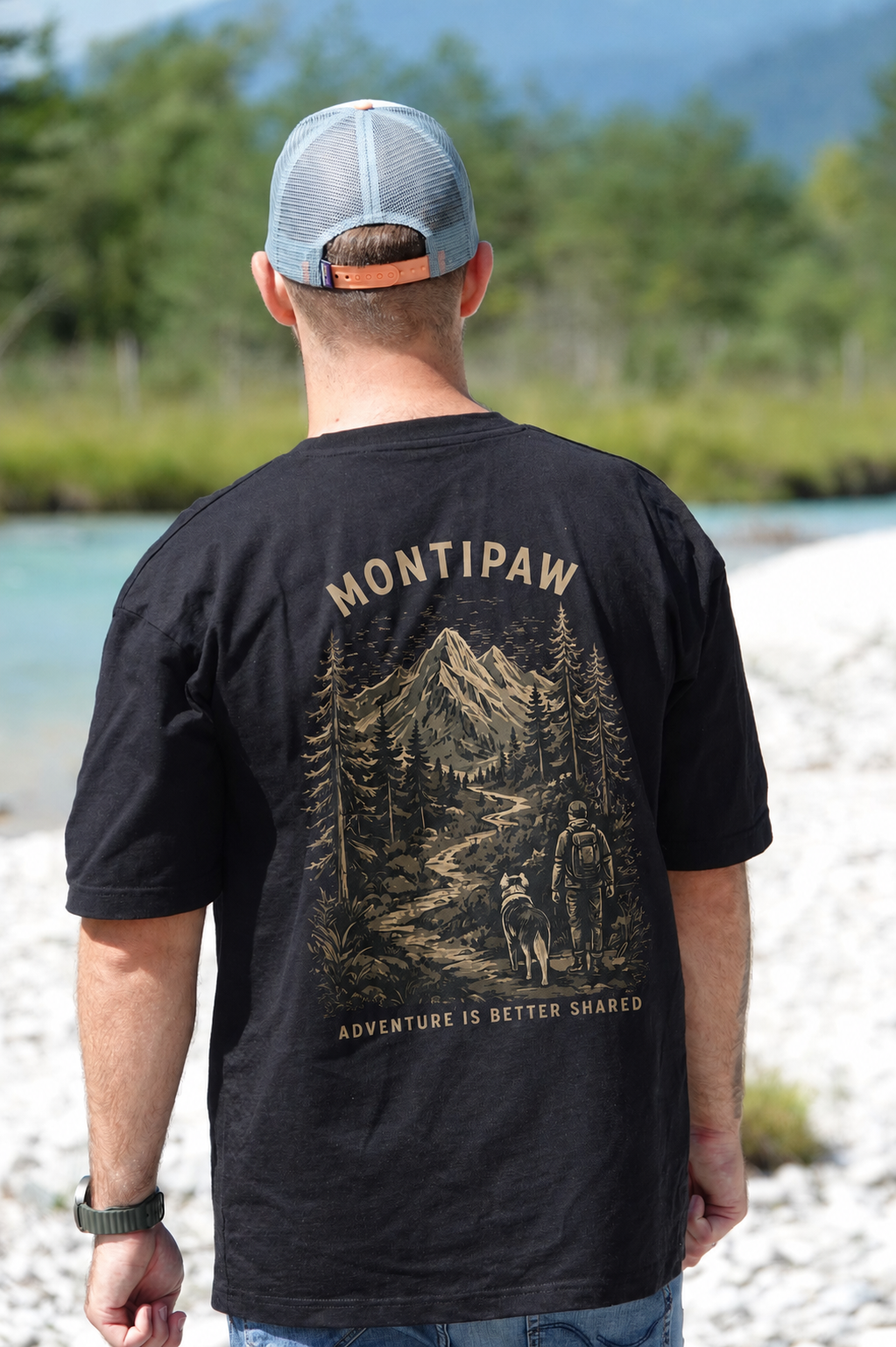 Mann mit Schwarzen Montipaw Shirt, dass man von hinten sieht.