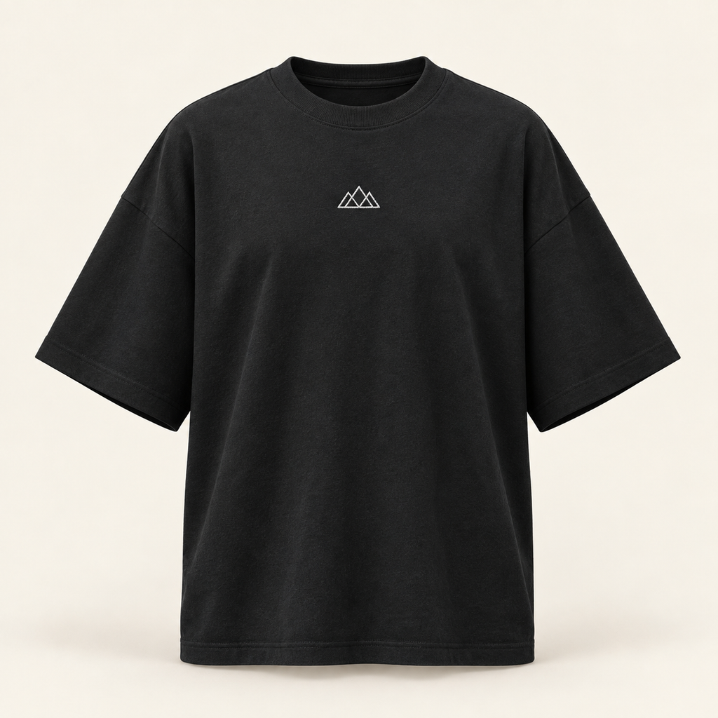 Schwarzes Montipaw Oversize-Shirt in Frontansicht mit weiß gesticktem Berglogo auf der Brust
