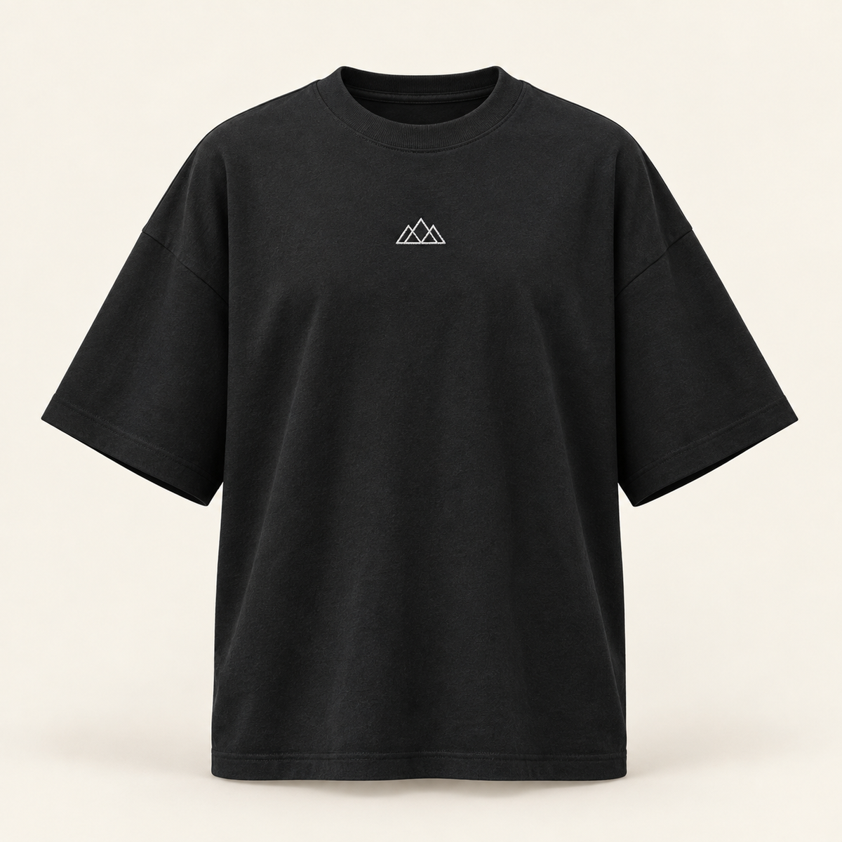 Schwarzes Montipaw Oversize-Shirt in Frontansicht mit weiß gesticktem Berglogo auf der Brust