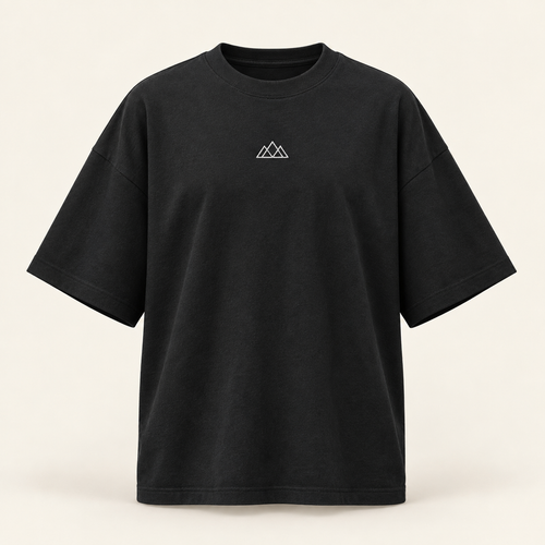 Schwarzes Montipaw Oversize-Shirt in Frontansicht mit weiß gesticktem Berglogo auf der Brust